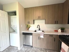 546 E Shag Bark Ln in Streamwood, IL - Building Photo - Building Photo