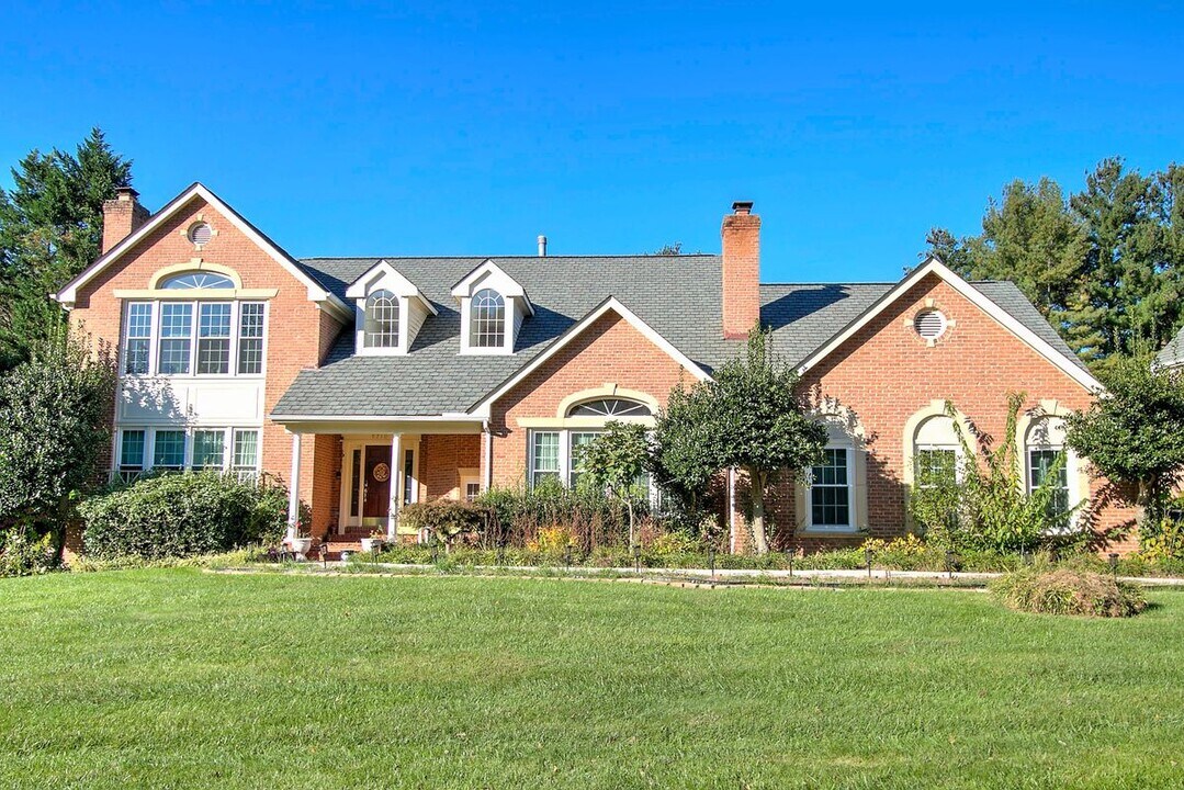 9710 Middleton Ridge Rd in Vienna, VA - Building Photo