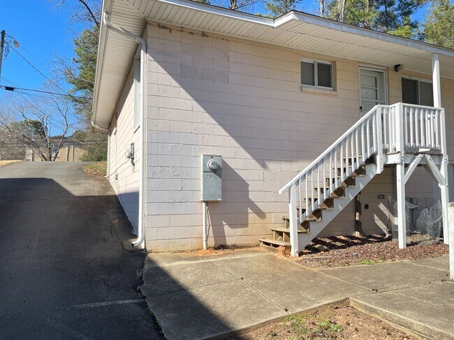 2719 Avent Ferry Rd in Raleigh, NC - Building Photo - Building Photo