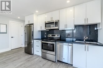 66 John St W in Bradford West Gwillimbury, ON - Building Photo - Building Photo