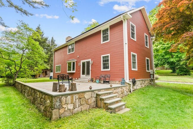 35 Armstrong Rd in Shelton, CT - Foto de edificio - Building Photo