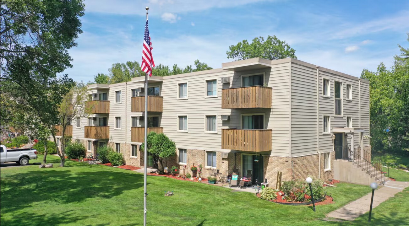 1167 N Shore Dr in Forest Lake, MN - Building Photo