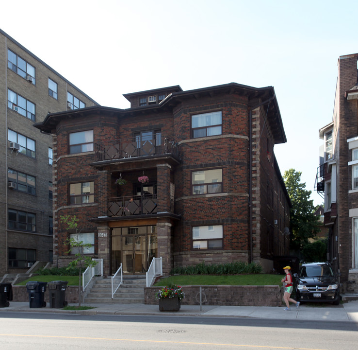 1643 Bloor St W in Toronto, ON - Building Photo