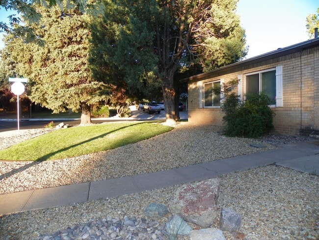 8522 Flower Pl NE in Albuquerque, NM - Building Photo - Building Photo