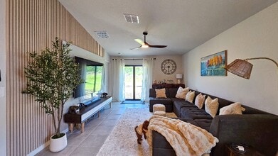 9100 Tequila Sunrise Dr in Sarasota, FL - Foto de edificio - Building Photo