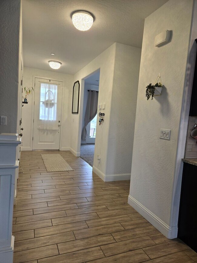 2578 W Mallard Ln in Hanford, CA - Building Photo - Building Photo