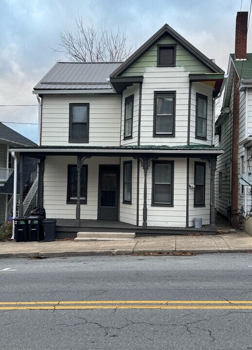 109 E Orange St in Shippensburg, PA - Building Photo
