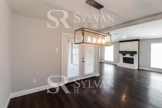 2211 Big Bend Dr in Carrollton, TX - Building Photo - Building Photo