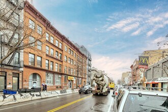 740 Grand St in Brooklyn, NY - Foto de edificio - Building Photo