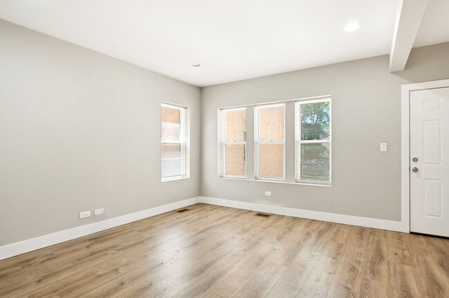 5731 N Washtenaw Ave in Chicago, IL - Building Photo - Building Photo