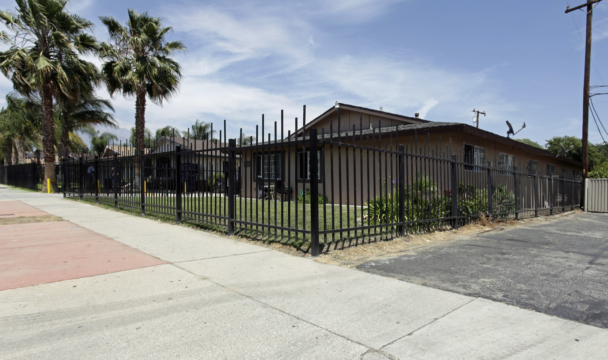 Flora-Parkside Villas in Ontario, CA - Building Photo