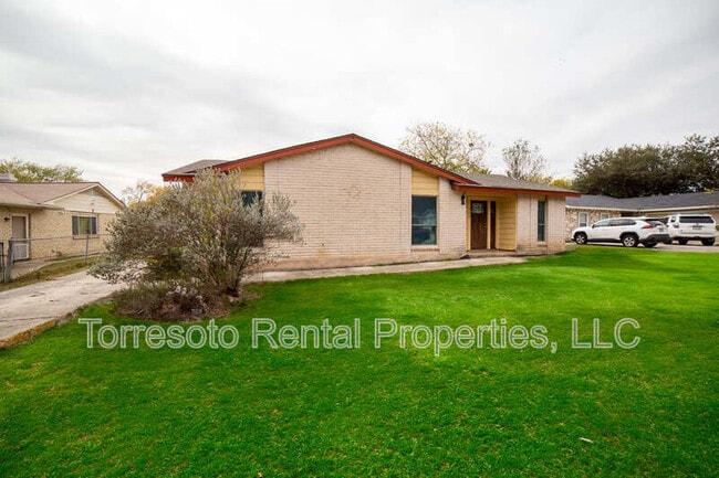 309 Royal Dr in Converse, TX - Foto de edificio - Building Photo