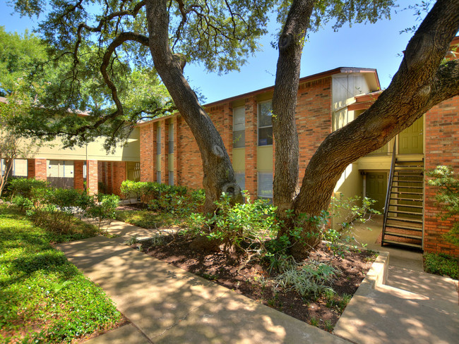 St. Edwards Place Apartments in Austin, TX - Building Photo - Building Photo