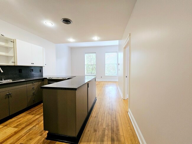 236 S Elm St, Unit Apt. D in Greensboro, NC - Foto de edificio - Building Photo