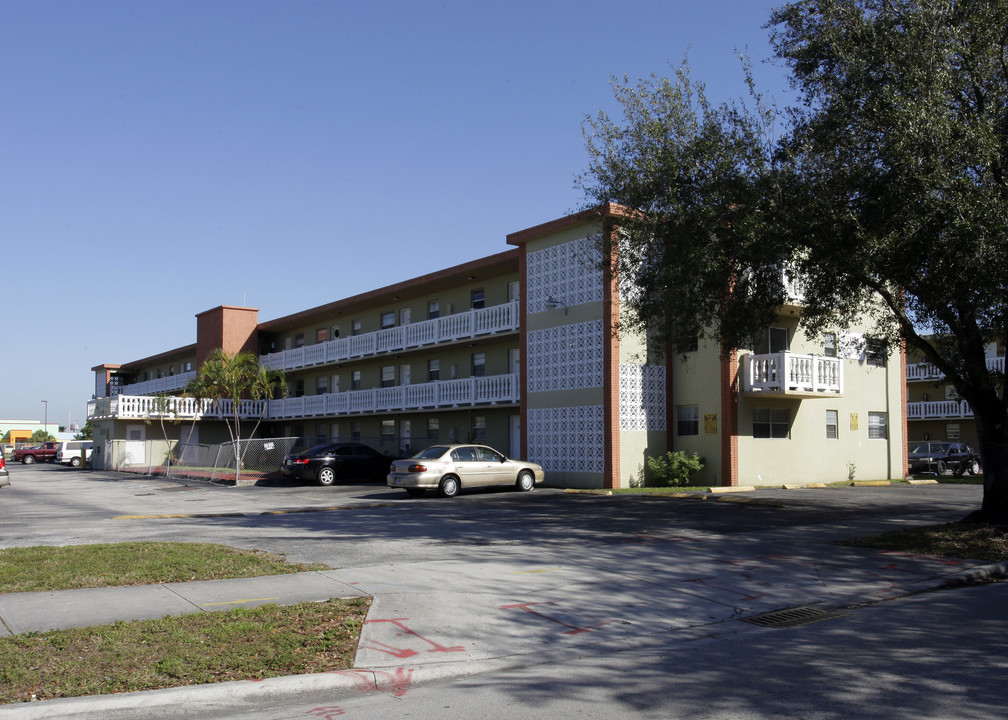 Lakeview Apartments in Hialeah, FL - Building Photo