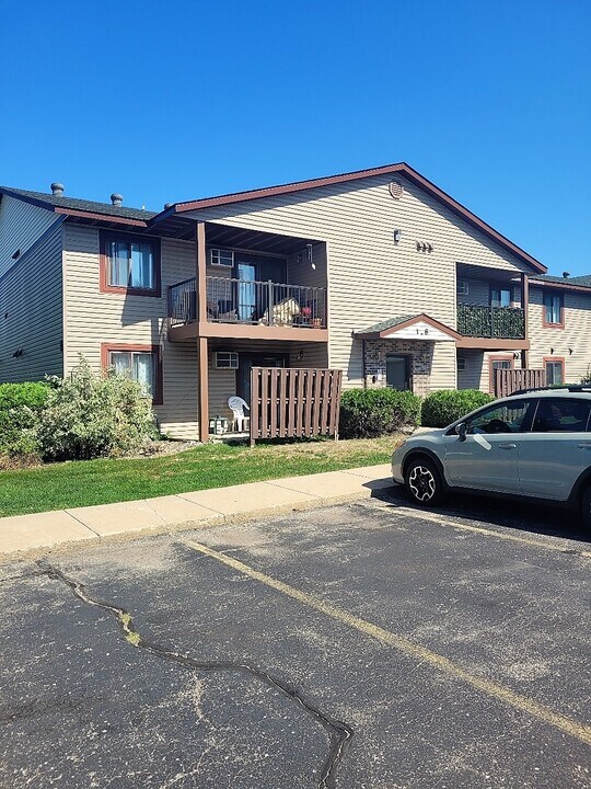 1164 Bartosh Ln, Unit 3 in River Falls, WI - Building Photo