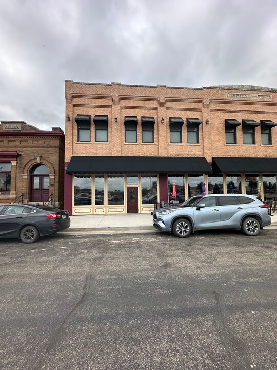 100 1st St E in Jamestown, ND - Building Photo