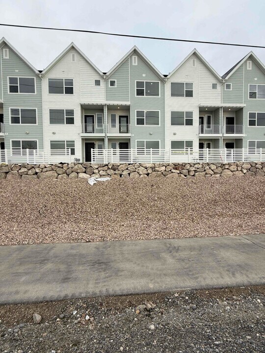877 E State St in Saratoga Springs, UT - Building Photo