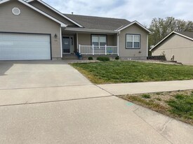 417 Stone Grove Dr in Manhattan, KS - Building Photo