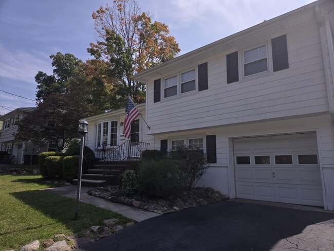 31 Maplewood Blvd in Suffern, NY - Building Photo - Building Photo
