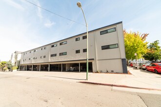 200 E 15th St in Oakland, CA - Foto de edificio - Building Photo