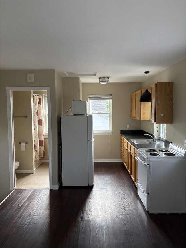253 W 15th St, Unit Studio Apartment