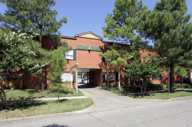 The Courtyards on St. Louis in Tulsa, OK - Building Photo - Building Photo