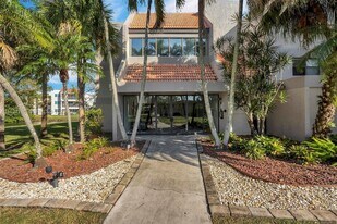 230 Lakeview Dr in Weston, FL - Building Photo