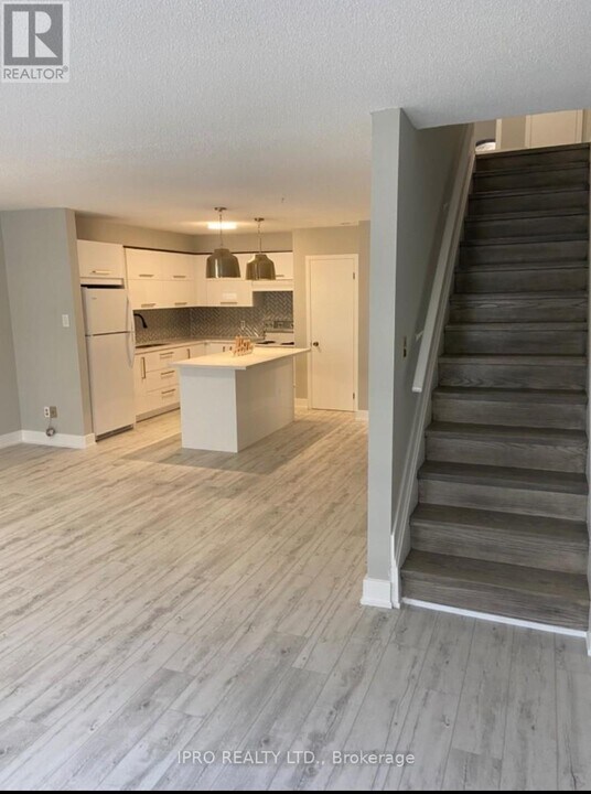 4138 Dundas St W in Toronto, ON - Building Photo