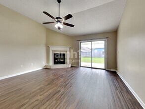 8227 Stelling Dr in Jacksonville, FL - Foto de edificio - Building Photo