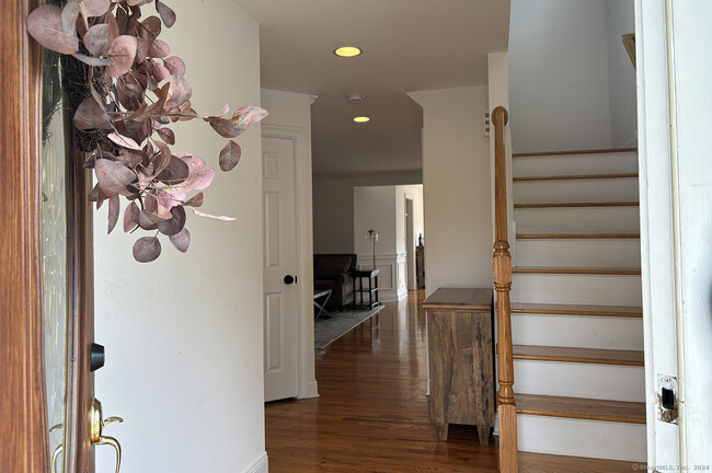 381 S Pine Creek Rd in Fairfield, CT - Building Photo - Building Photo