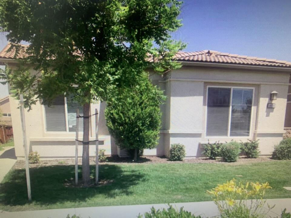 10218 Toscana Dr in Bakersfield, CA - Building Photo