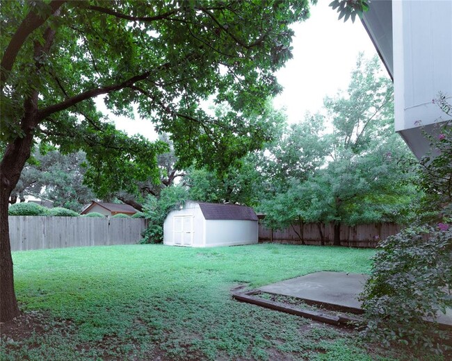 8024 Scotland Yard in Austin, TX - Foto de edificio - Building Photo