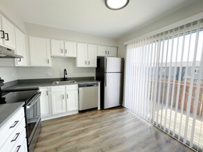 87th Street Apartments in Overland Park, KS - Foto de edificio - Building Photo