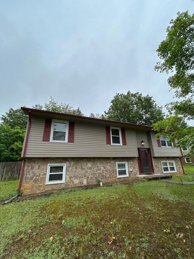 2003 Christopher Dr in Blacksburg, VA - Building Photo - Building Photo