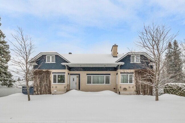 property at 2391 Laurier Boul