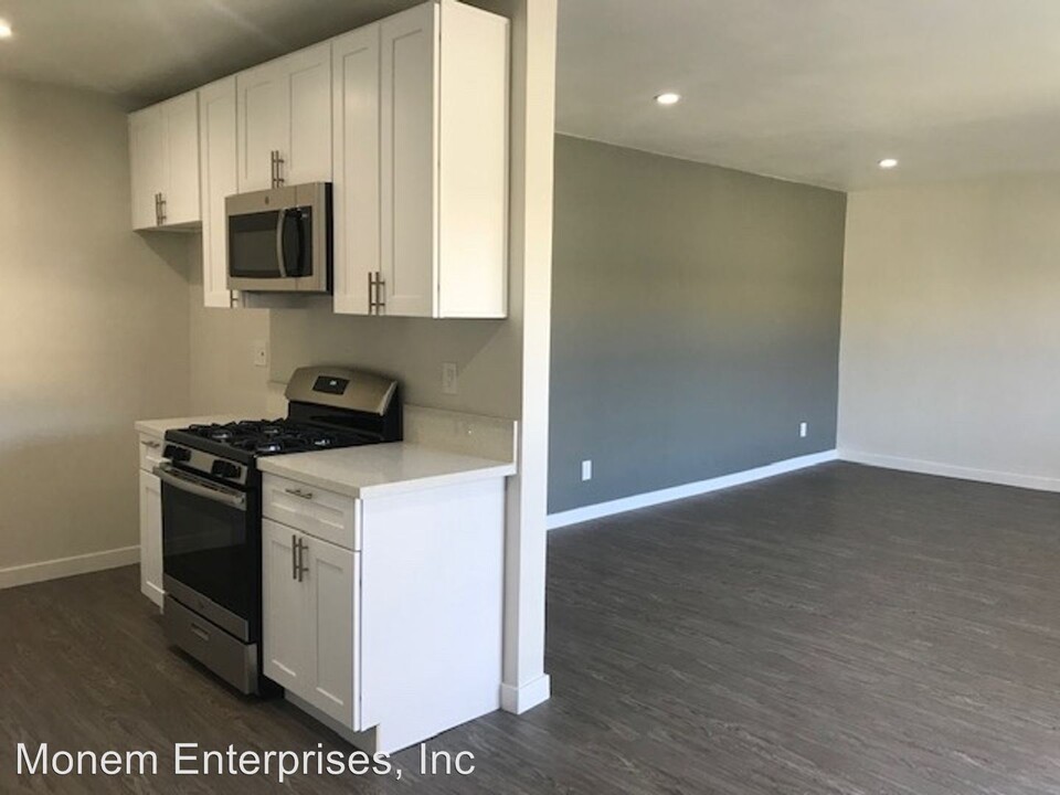 6744 Woodley Ave in Los Angeles, CA - Building Photo