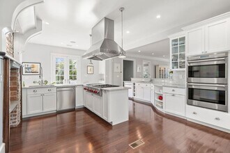1 Edmunds Rd in Wellesley, MA - Building Photo - Building Photo