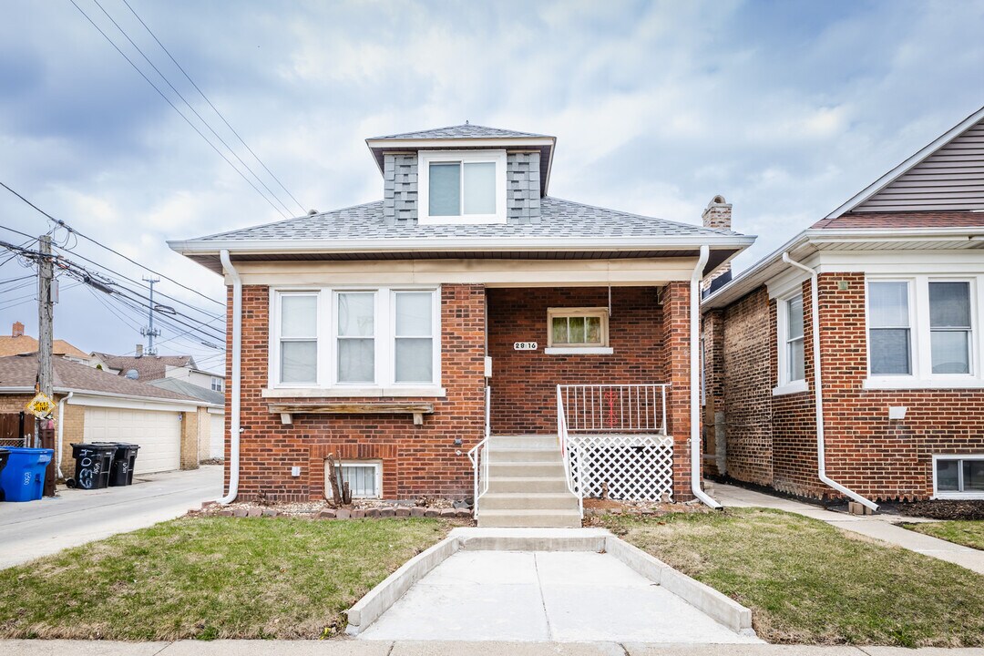 2816 N Mobile Ave in Chicago, IL - Building Photo