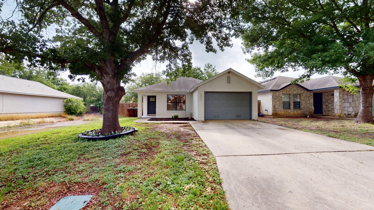 2211 Muddy Peak Dr in San Antonio, TX - Building Photo