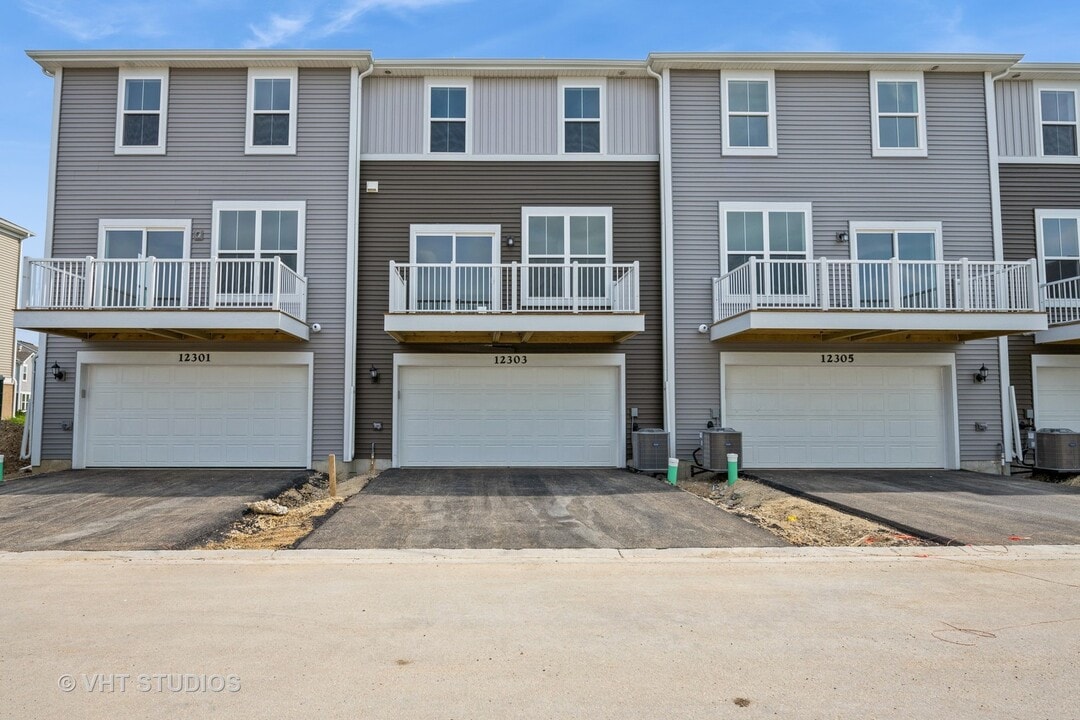 12303 Tinsley St in Huntley, IL - Building Photo