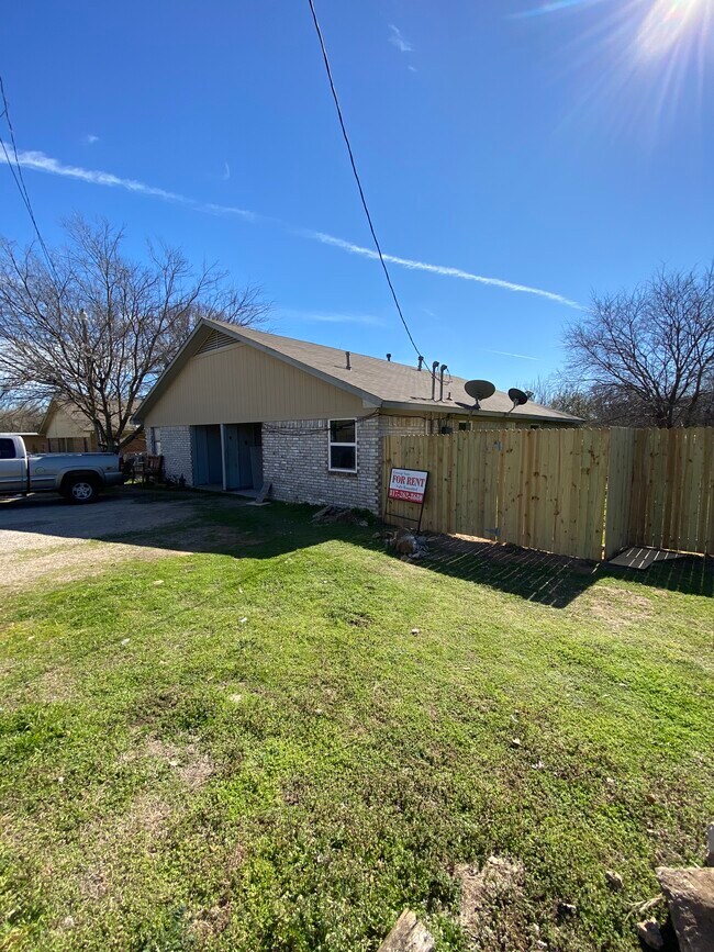 126 Oak Hill Dr in Joshua, TX - Building Photo - Building Photo