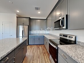 10526 W Atlantis Wy in Phoenix, AZ - Foto de edificio - Building Photo