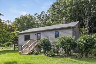 54 Jacobs Ln in Guilford, CT - Building Photo