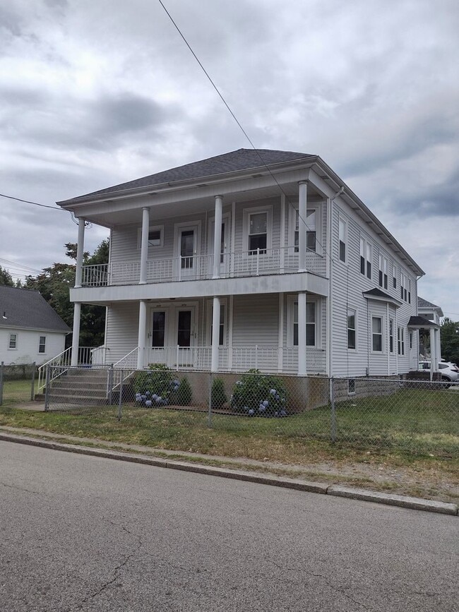 982 York Ave in Pawtucket, RI - Building Photo - Building Photo