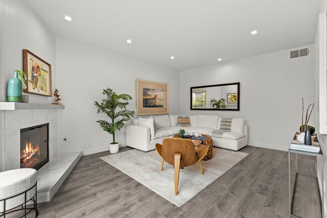 8110 Manitoba St, Unit 106 in Playa Del Rey, CA - Building Photo - Building Photo