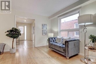 33 Brownridge Pl in Whitby, ON - Building Photo - Building Photo