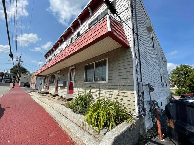 10 Railroad Ave in Derry, NH - Building Photo - Building Photo