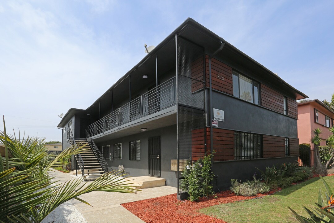 10227 S 10th Ave in Inglewood, CA - Foto de edificio