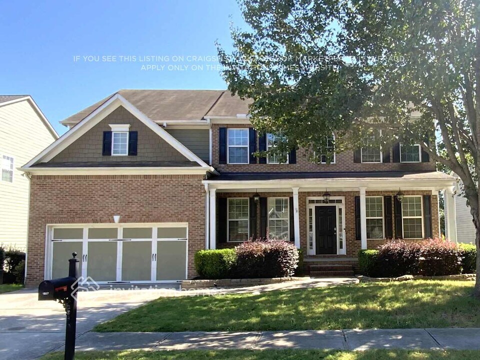 1807 Madrid Falls Dr in Braselton, GA - Foto de edificio